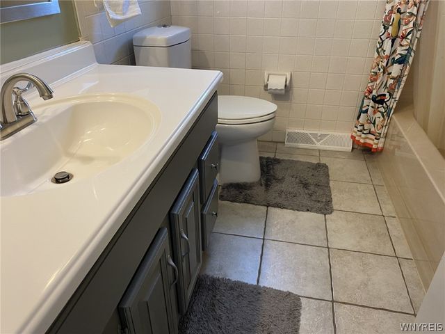 33 East Toulon Drive, Cheektowaga, NY 14227