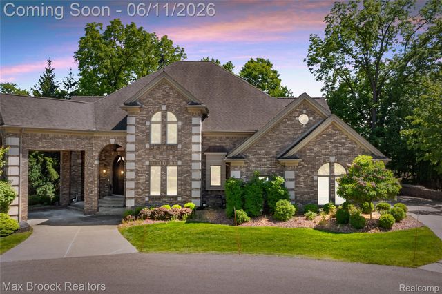 34825 Huntington Court, Farmington Hills, MI 48331