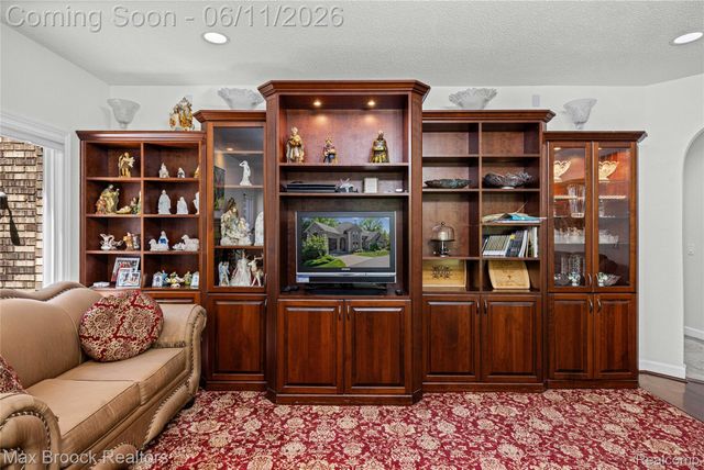 34825 Huntington Court, Farmington Hills, MI 48331
