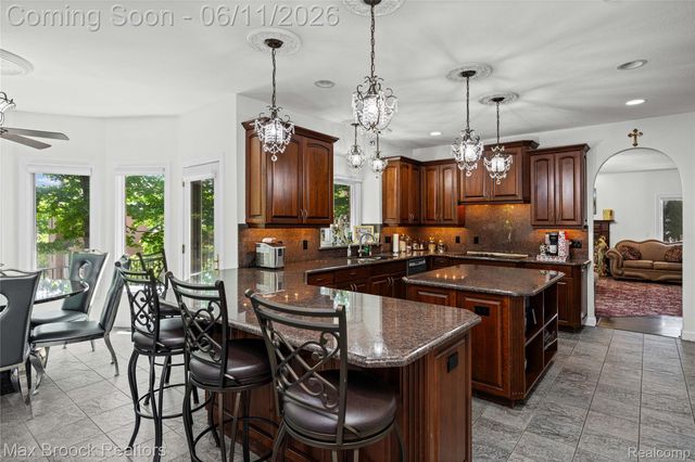 34825 Huntington Court, Farmington Hills, MI 48331