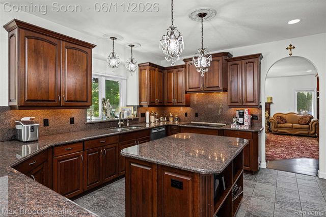 34825 Huntington Court, Farmington Hills, MI 48331