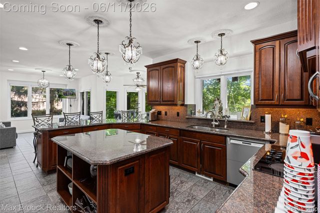 34825 Huntington Court, Farmington Hills, MI 48331