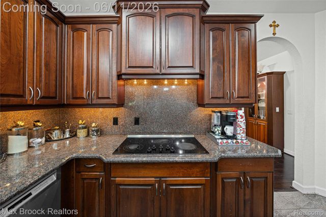 34825 Huntington Court, Farmington Hills, MI 48331