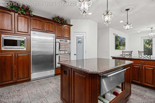 34825 Huntington Court, Farmington Hills, MI 48331