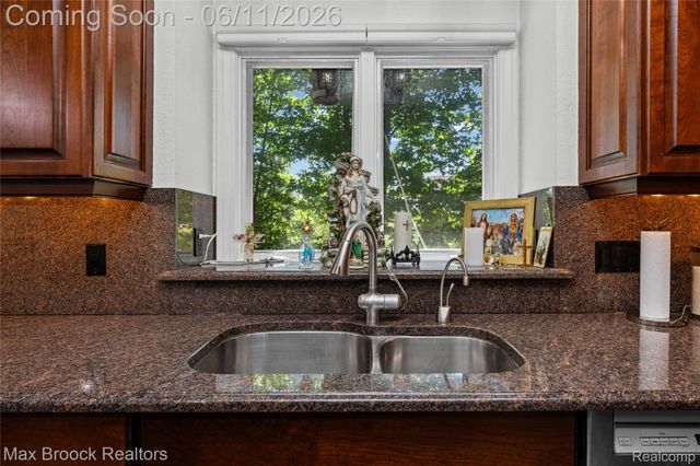 34825 Huntington Court, Farmington Hills, MI 48331