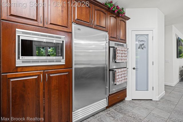 34825 Huntington Court, Farmington Hills, MI 48331