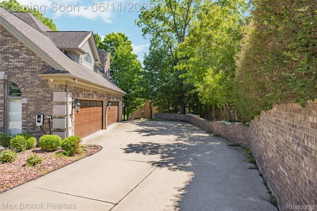 34825 Huntington Court, Farmington Hills, MI 48331