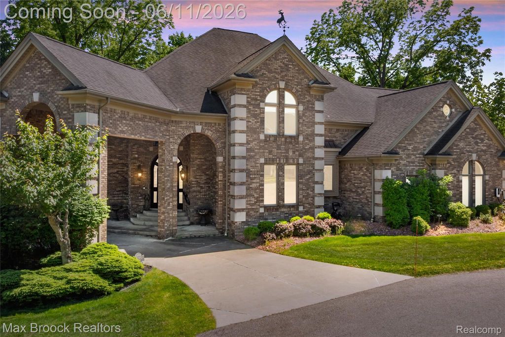 34825 Huntington Court, Farmington Hills, MI 48331