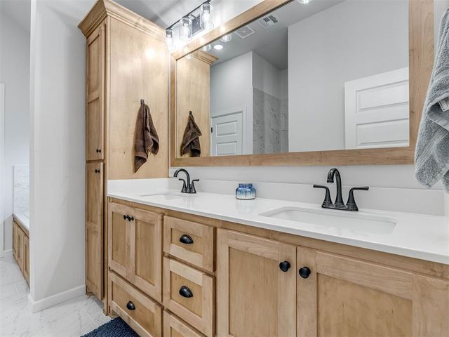 2424 Creekview Trail, Moore, OK 73160