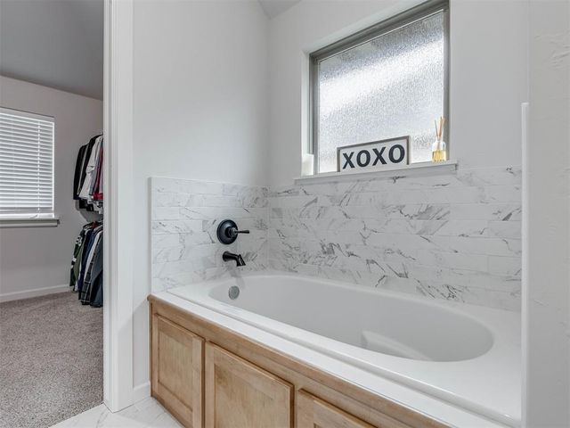 2424 Creekview Trail, Moore, OK 73160