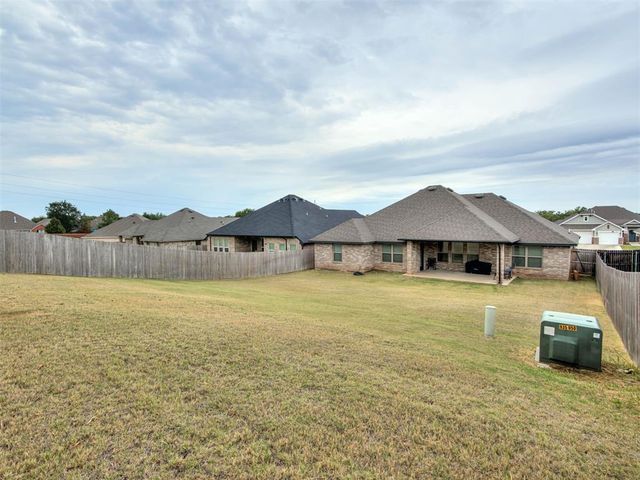 2424 Creekview Trail, Moore, OK 73160