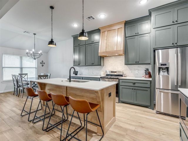 2424 Creekview Trail, Moore, OK 73160