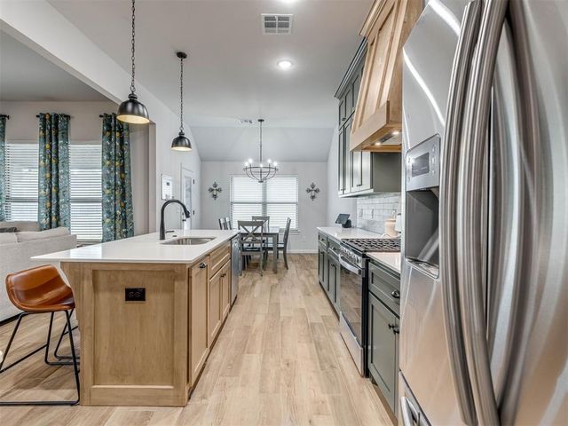 2424 Creekview Trail, Moore, OK 73160