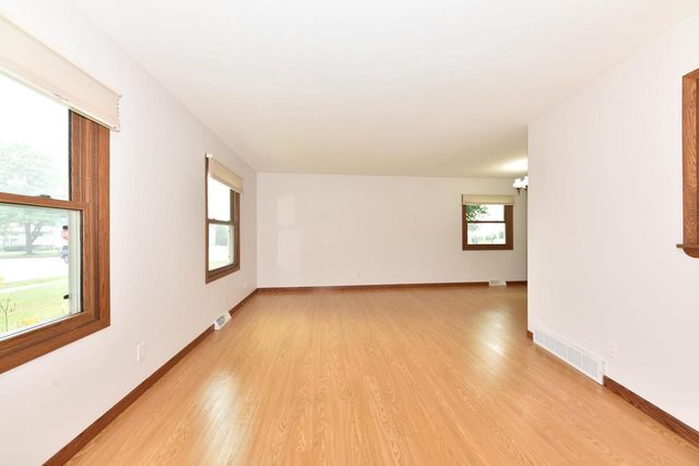 1818 Woodridge ROAD, West Bend, WI 53095