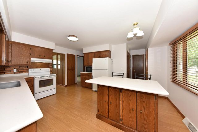 1818 Woodridge ROAD, West Bend, WI 53095