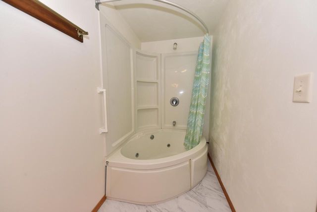 1818 Woodridge ROAD, West Bend, WI 53095