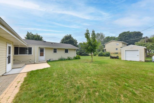 1818 Woodridge ROAD, West Bend, WI 53095