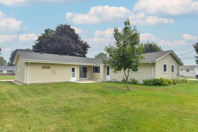 1818 Woodridge ROAD, West Bend, WI 53095