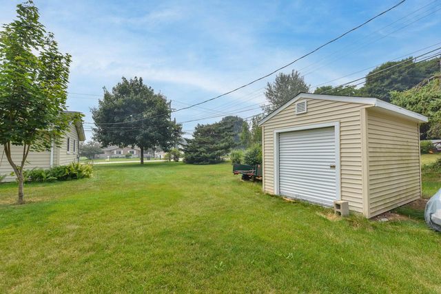 1818 Woodridge ROAD, West Bend, WI 53095