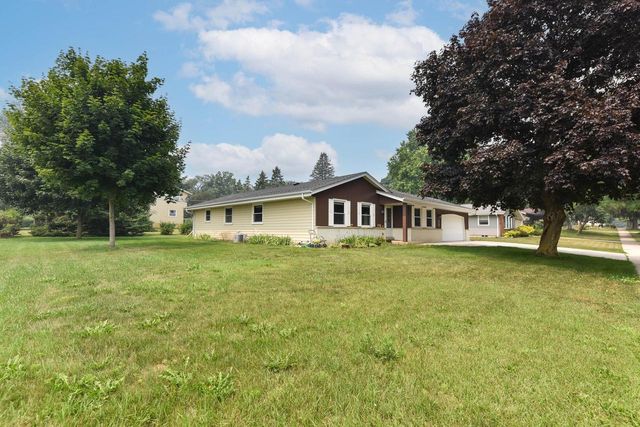 1818 Woodridge ROAD, West Bend, WI 53095