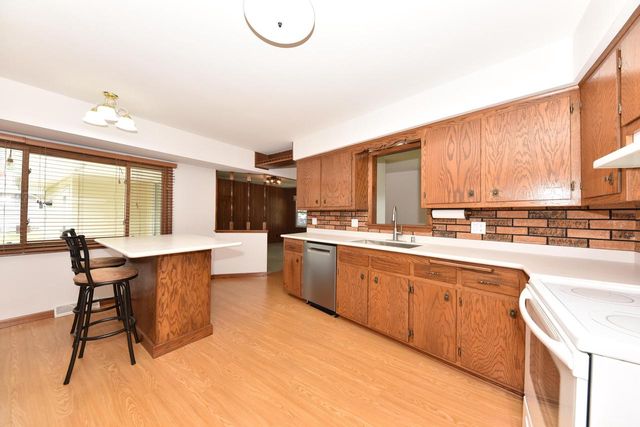 1818 Woodridge ROAD, West Bend, WI 53095
