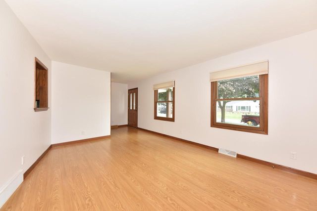 1818 Woodridge ROAD, West Bend, WI 53095