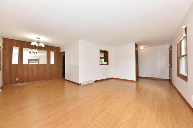 1818 Woodridge ROAD, West Bend, WI 53095