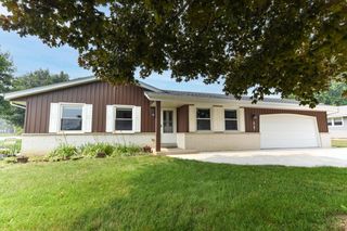 1818 Woodridge ROAD, West Bend, WI 53095