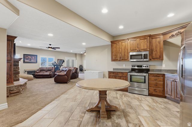 1385 N COMPTON RD, Farmington, UT 84025