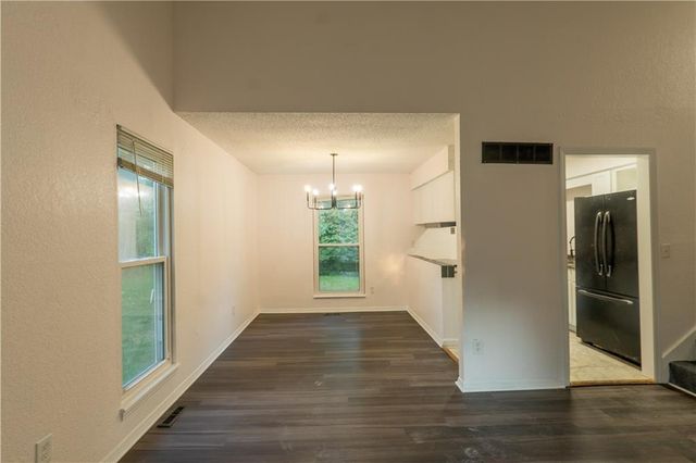 9525 Manning Avenue, Kansas City, MO 66134