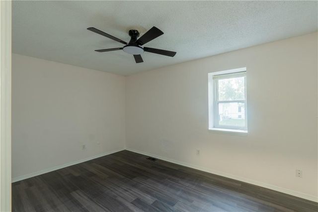 9525 Manning Avenue, Kansas City, MO 66134