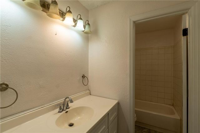 9525 Manning Avenue, Kansas City, MO 66134