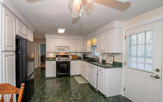 5 Sequoia Lane, Plaistow, NH 03865