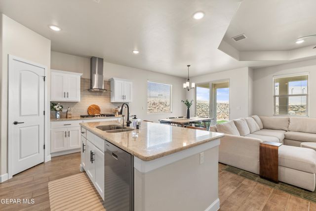 828 PASEO SOLAR Drive, El Paso, TX 79928