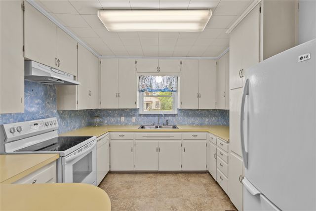 1403 W 5th Street, Clifton, TX 76634