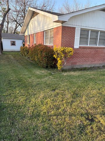 1403 W 5th Street, Clifton, TX 76634