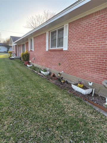 1403 W 5th Street, Clifton, TX 76634