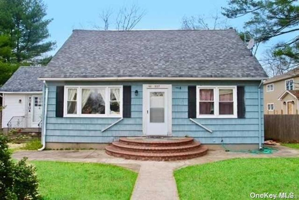 117 Blydenburg Avenue, Smithtown, NY 11787