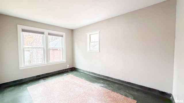 1011 N FARMINGTON Road, Peoria, IL 61606