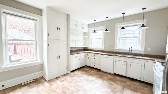 1011 N FARMINGTON Road, Peoria, IL 61606