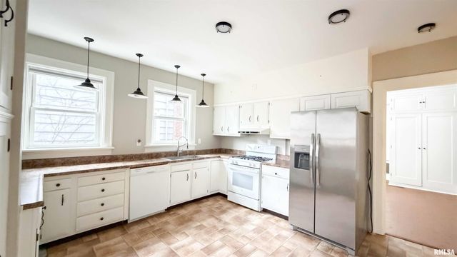 1011 N FARMINGTON Road, Peoria, IL 61606