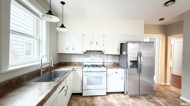 1011 N FARMINGTON Road, Peoria, IL 61606