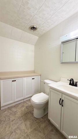 1011 N FARMINGTON Road, Peoria, IL 61606