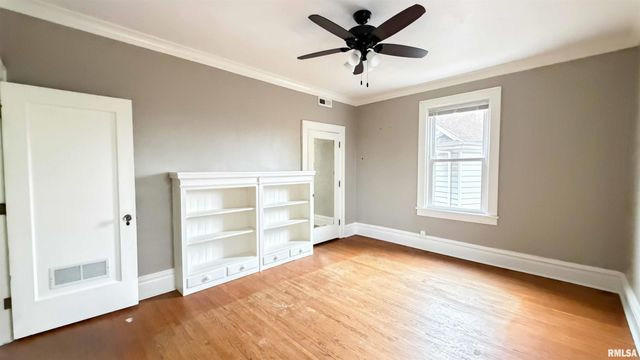 1011 N FARMINGTON Road, Peoria, IL 61606