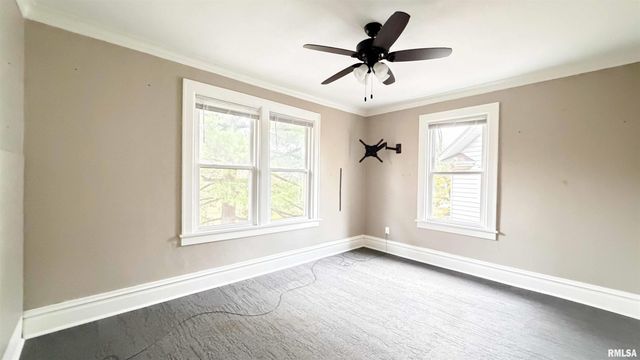 1011 N FARMINGTON Road, Peoria, IL 61606