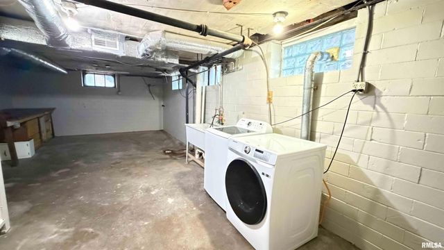 1011 N FARMINGTON Road, Peoria, IL 61606