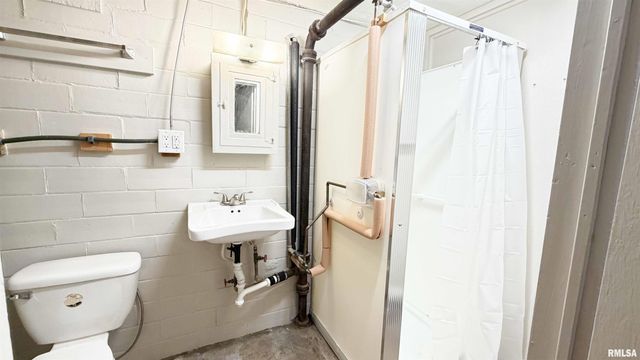 1011 N FARMINGTON Road, Peoria, IL 61606