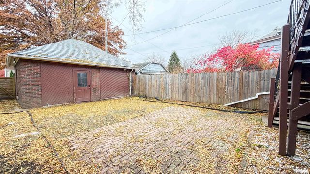 1011 N FARMINGTON Road, Peoria, IL 61606