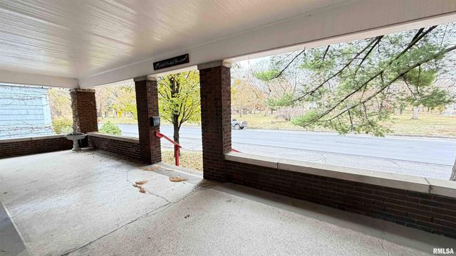 1011 N FARMINGTON Road, Peoria, IL 61606