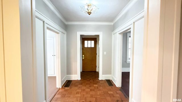 1011 N FARMINGTON Road, Peoria, IL 61606